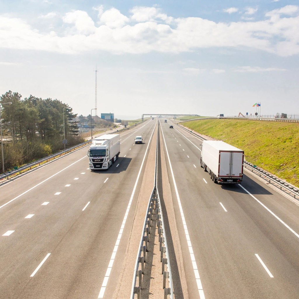 Wij bewegen en vervoeren. Lopen, met de fiets, auto of openbaar vervoer. Maar ook gedachten en informatie is op reis. De Nederlandse samenleving draait op een duurzame infrastructuur. Onderhoud en uitbreiding heeft blijvende onze aandacht&nbsp;nodig.